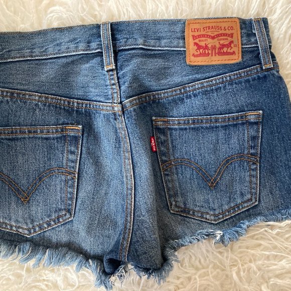 Levis cut off shorts - Picture 2 of 3
